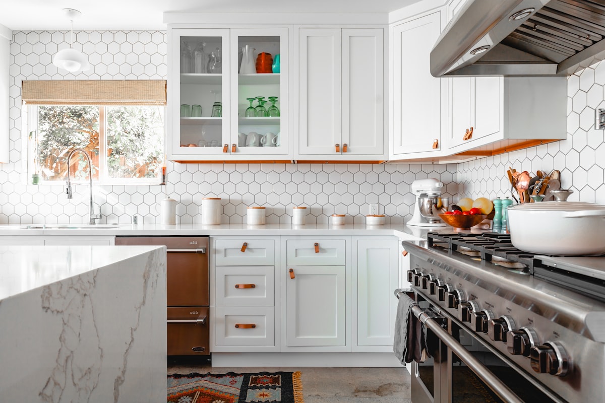 Intérieur de logement rénové, cuisine refaite à neuf